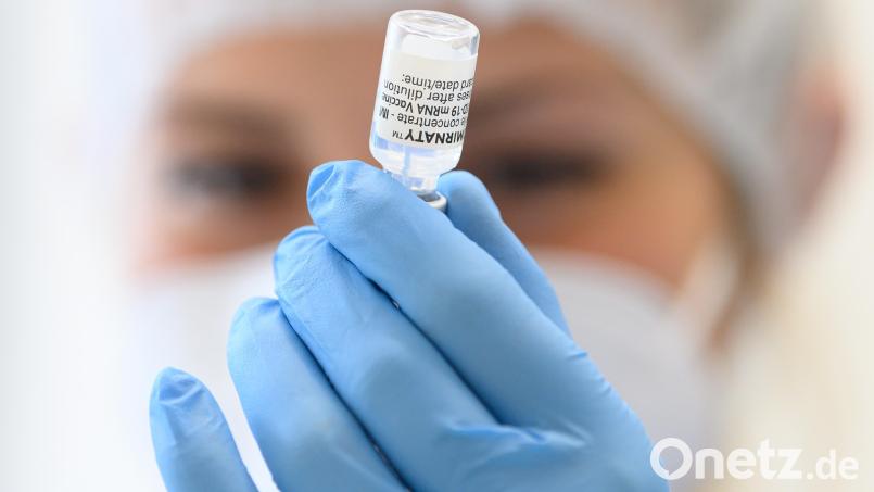 Eine medizinische Mitarbeiterin bereitet den Wirkstoff Comirnaty von Biontech/Pfizer für Impfungen gegen das Coronavirus vor. Symbolbild: Robert Michael