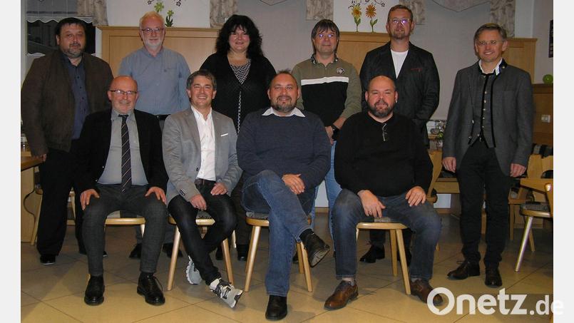 Vorsitzender Johannes Koller (sitzend, von links) und seine Stellvertreter Markus Dumler und Oliver Becher leiten auch künftig den CSU-Ortsverband Neusorg. Zur Seite stehen ihnen Schatzmeister Matthias Sischka (sitzend, rechts) sowie (stehend, von links) Alexander Hörl, Thomas Küffner, Jessica Plannerer, Alexander Veigl und Stefan Kieskalt. MdL Tobias Reiß (rechts) beglückwünschte die Neugewählten. Bild: öt