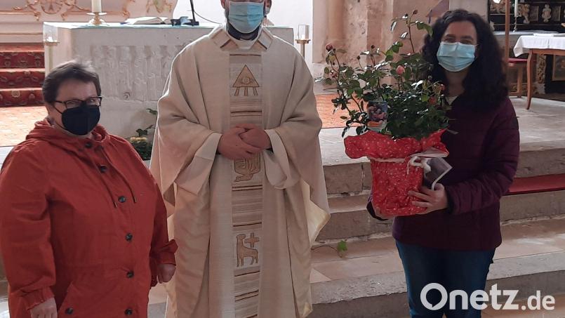 Pfarrer Johannes Arweck und Theresia Otterbein verabschieden die langjährige Organisatorin der Kirchenzeitung, Martina Reif (rechts). Bild: Theresia Otterbein/exb