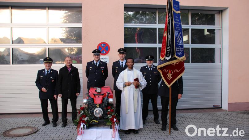 Große Freude über die neue Tragkraftspritze in Ebermannsdorf: Kreisbrandinspektor Hubert Blödt, 1. Bürgermeister Erich Meidinger, 1. Kommandant Roland Kolbeck, 1. Vorstand Stephan Mandl, Pater John Massawe, Kreisbrandmeister Jürgen Ehrnsberger und Fahnenträger Tobias Ludwig. Bild: egl