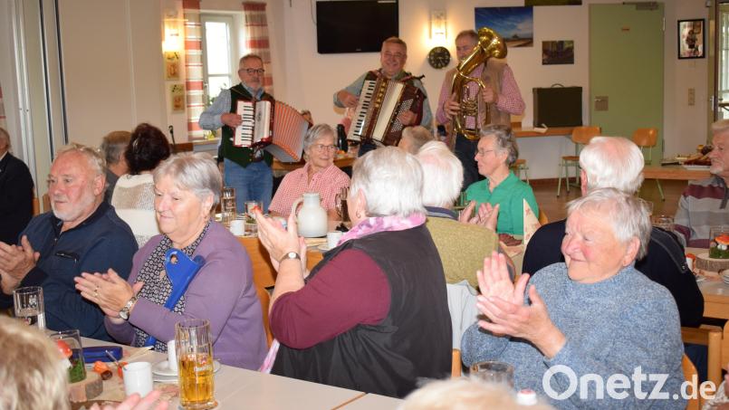 Gute Stimmung herrschte bei der Senioren-Nachkirchweih des Seniorenbeirates. Die &quot;Weißwurstmusi&quot; begeisterte mit ihren Liedern. Bild: bnr