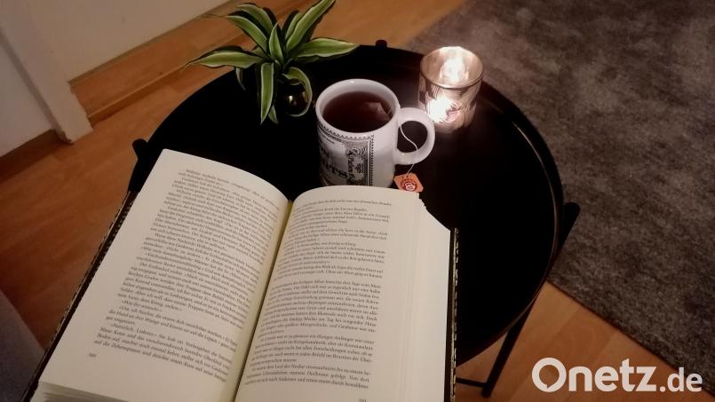 So sieht ein Herbstabend bei Kollegin Caroline Keller aus: ein Buch, eine Tasse Tee und Kerzenlicht. Bild: kec