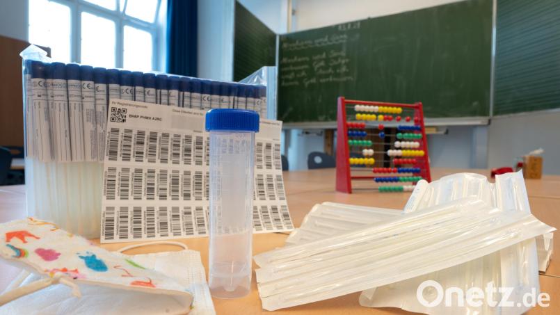 Die Kosten, die den Schulen in Weiden durch die Corona-Testpflicht entstehen, übernimmt der Freistaat Bayern. Symbolbild: Peter Kneffel/dpa
