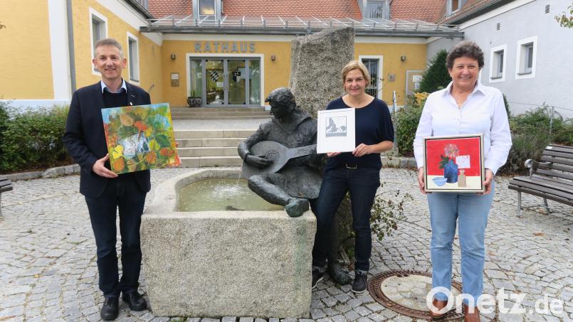 v. li. Bürgermeister Albert Geitner mit den Künstlerinnen Sabine Weber und Waltraud Prasse. Bild: Forster Nina/exb