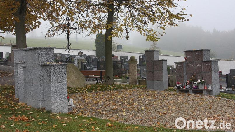 Intensiv befasste sich der Marktgemeinderat mit dem Thema Grabschmuck an den Urnenstelen im Fuchsmühler Friedhof. Bild: wro