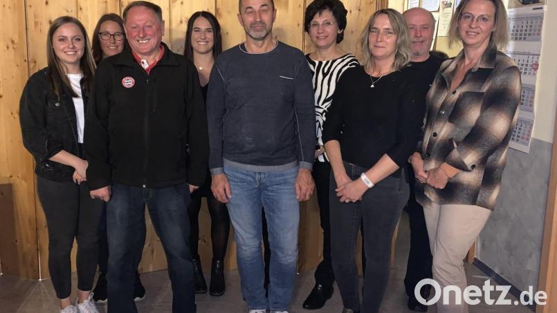 Vorsitzender des Bayern-Fanclubs Pullenried bleibt Johann Haberl (Dritter von links), sein Stellvertreter (rechts daneben) Johann Kleber. Im Bild das Vorstandsteam. Bild: dp