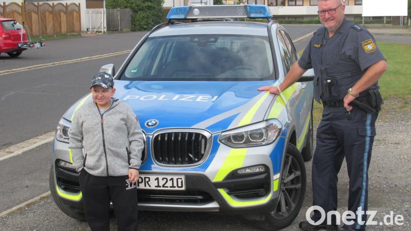 Der 13-jährige Yannik aus Wiesau wünschte sich, ein Polizeiauto zu sehen und einmal darin mitzufahren. Beamte der Polizeidienststelle in Tirschenreuth machten es für den Jungen möglich. Bild: Polizeiinspektion Tirschenreuth/exb