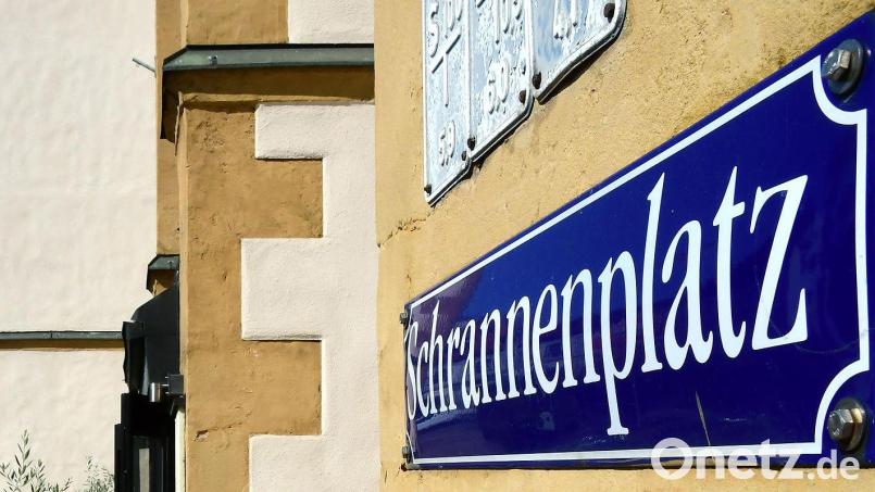 Am frühen Samstagmorgen wurde am Schrannenplatz in Amberg ein Disco-Besucher auf der Tanzfläche attackiert, später sprühte ein Unbekannter in dem Club Pfefferspray in die Menge und schließlich wurde draußen noch eine Gruppe junger Erwachsener angegriffen. Bild: Petra Hartl
