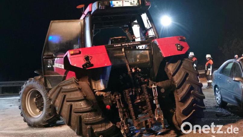 Sowohl der Traktor als auch der Mercedes wurden beim Unfall total beschädigt und mussten von einem Abschleppunternehmen geborgen werden. Bild: Portner
