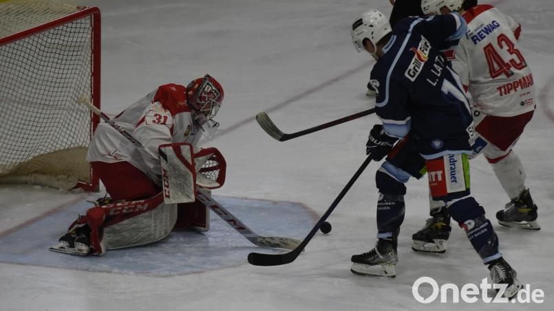 Die Blue Devils treffen am Wochenende zu Hause auf den EV Füssen (Freitag 20 Uhr) und auswärts auf die Memmingen Indians (Sonntag 18 Uhr). Das Bild zeigt Louis Latta im Oberpfalzderby gegen Regensburg (5:4 nach Penaltyschießen) vor dem Kasten von Eisbären-Goalie Patrick Berger. Bild: gb