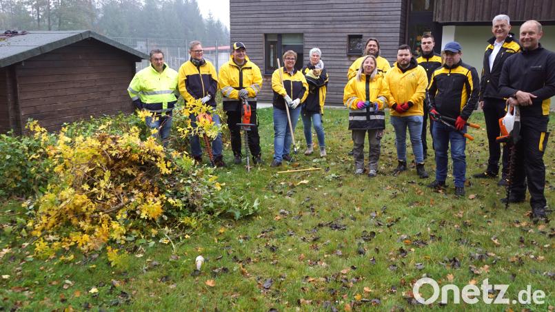 Einen sauberen Schnitt erhielten die Hecken und Blumenbeete im SOS-Kinderdorf von den elf gelben freiwilligen Gärtnern von der Deutschen Post. Bild: bkr