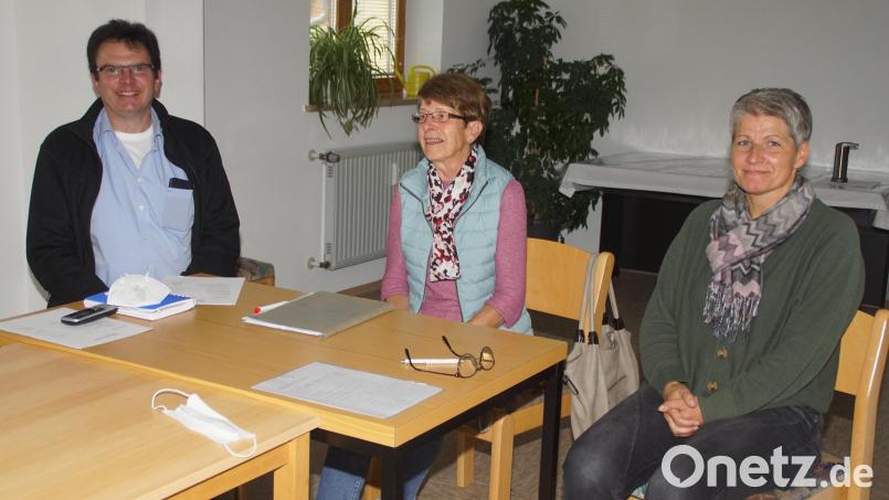 Beim Krankenpflegeverein bleibt Christa Dobmeier (Mitte) Vorsitzende, als Stellvertreter bestätigten die Mitglieder Pfarrer Wolfgang Dietz. Claudia Reiter (rechts) gab bei der Versammlung Informationen aus der Caritas-Sozialstation Oberviechtach. Bild: mmj