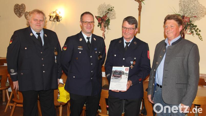 Josef Bauer (Zweiter von rechts) wurde nach 43 Jahren im aktiven Dienst verabschiedet. Bild: ral