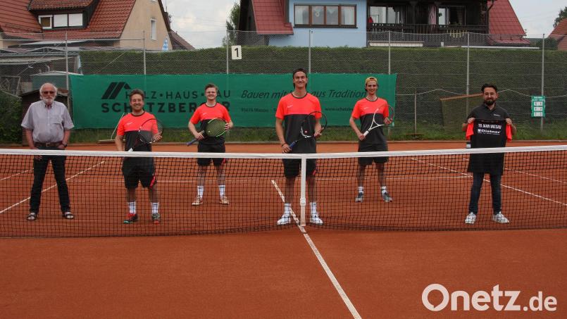 Die Herren der aufstrebenden TB-Jahn-Tennissparte (hier im Bild mit Vorsitzendem Gerd Priemer, links) schafften den Aufstieg von der Kreisklasse in die Bezirksliga. Archivbild: wro