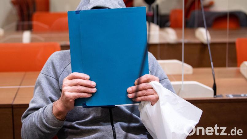 Der wegen Mordes durch Unterlassen angeklagte Mann sitzt vor Prozessbeginn im Gerichtssaal. Foto: Sven Hoppe/dpa Bild: Sven Hoppe