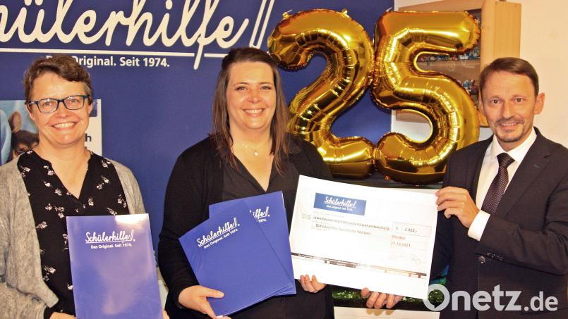 Susanne Reinhardt und Sandra Pauly übergeben Oberbürgermeister Jens Meyer eine Spende über 2862 Euro. Bild: R. Kreuzer