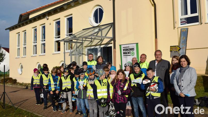 Gute Zusammenarbeit von Polizei, Verkehrswacht und Schule für die Sicherheit der Kinder in Ammerthal. Bild: oe