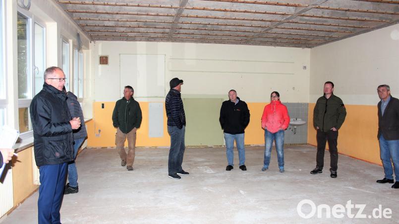 Das ehemalige Waldecker Schulhaus wird um- und rückgebaut: Davon überzeugte sich der Bauausschuss in seiner jüngsten Sitzung. Bild: stg