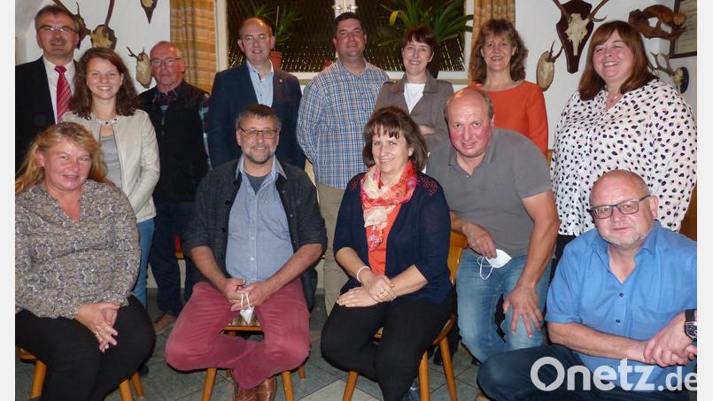 Neuwahlen gab es bei der Erbendorfer Kolpingfamilie. Im Bild (vorne, von links) Monika Schultes, Vorsitzender Wenz Brenner, Zweite Vorsitzende Heidi Banzer, Hans Bäumler und German Martetschläger sowie (hinten, von links) Präses Martin Besold, Jugendbeauftragte Melanie Schultes, Seniorenbeauftragter Johann Fütterer, Dritter Vorsitzender Martin Schraml, Markus Tretter, Kassiererin Judith Barth, Heidi Sausner und Christine Meister. Bild: sas