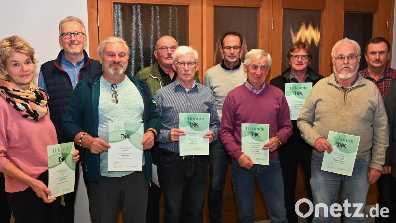 Die DJK Gebenbach ehrte Mitglieder für 15, 25 und 50 Jahre Treue zum Verein. Unser Bild zeigt (von links) Pfarrvikar Christian Preitschaft, Margit Friedl, Karl Erb, Manfred Feil, Andreas Wendl, Franz List, Konrad Lindner, Norbert Hager, Hans Lindner, Manfred Niebler, Georg Bauer und Bürgermeister Peter Dotzler. Bild: gf