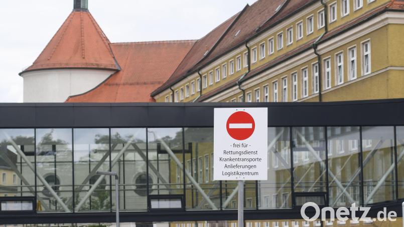 Der Weg ist frei für den neuen Vorstand: Michael Hoffmann wird als Chef der Kliniken Nordoberpfalz AG ab 1. November in Weiden ein Büro beziehen. Die Führungsebene sitzt aktuell in dem Gebäude hier rechts im Bild. Bild: Gabi Schönberger