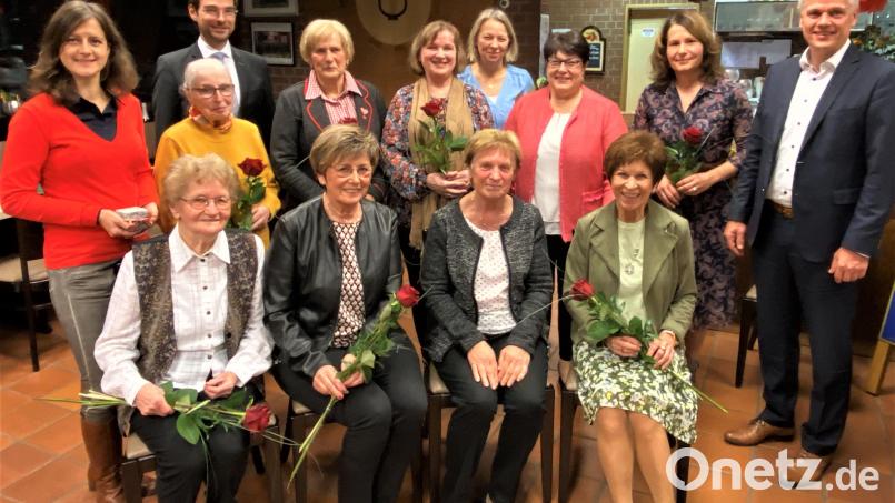 FU-Kreisvorsitzende Susanne Reithmeyer (links) ehrt die Mitglieder der Frauen-Union für insgesamt 410 Jahre Mitgliedschaft. Bild: Frauen-Union/exb