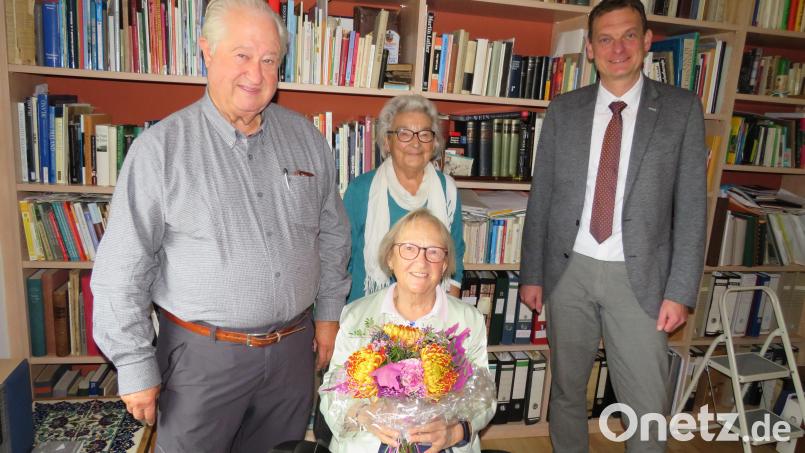 Bürgermeister Ernst Schicketanz (rechts) gratuliert Herta Zahner (sitzend) zum Geburtstag. Ehemann Gerhard (links) und Freundin Waltraud Merwald (hinten, Mitte) freuen sich mit der Jubilarin. Bild: adj