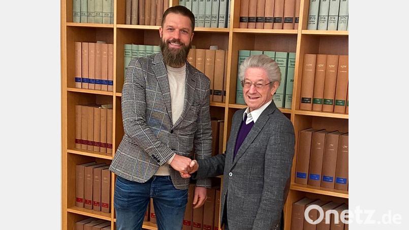 Per Handschlag besiegelt: Stefan Ziegler (links), Inhaber der Ziegler-Group, übernimmt von Dieter Kirchgeßner Eisen Knorr. Bild: Ziegler Group