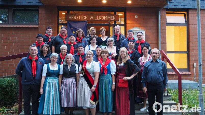 Die Ebermannsdorfer Köhlerfreunde mit dem neuen Vize-Präsidenten der Europäischen Köhler-Vereinigung Sepp Gilch (links) und der Köhlerliesl Martina Edenharter (vorne Mitte). Bild: wec