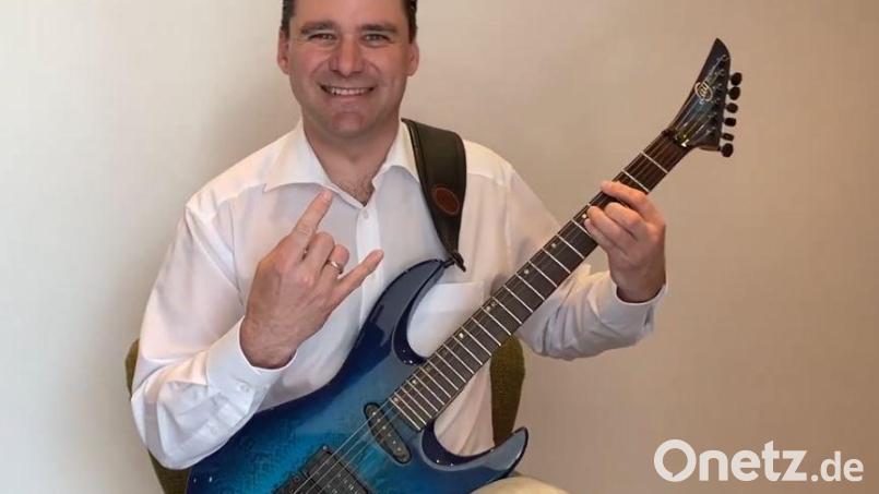 E-Gitarre und &quot;Pommesgabel&quot;: Thomas Ebeling hält mit seiner Begeisterung für Heavy Metal nicht hinterm Berg. Der Landrat des Landkreises Schwandorf veröffentlicht regelmäßig Videos, in denen er gehörig in die Saiten langt. Bild: privat