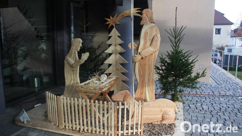 Diese lebensgroßen Holzfiguren stammen aus der Werkstatt der Wiesauer Schnitzer. Das Ensemble ist ein beliebter Blickfang am Adventsmarkt in Wiesau. Archivbild: wro