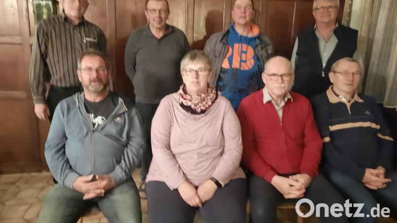 Gisela Weß (Zweite von links, sitzend) führt weiterhin den Kreisverband Neustadt-Weiden des Nordbayerischen Musikbundes. Als Kreisdirigenten unterstützen sie (von links, sitzend) Josef Wolfrath, Peter F. Dotzauer und Alfons Steiner. Hintere Reihe, von links: Gerhard Scharnagl, Konrad Steiner, Gerhard Nikol und Siegfried Gleißner. Bild: kwl