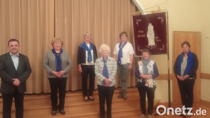 Beim Treffen des Frauenbundes wurden auch treue Mitglieder geehrt. Im Bild (von links): Pfarrer Konrad Amschl, Klara Timmler (40 Jahre), Stellvertretende Bezirksvorsitzende Erna Weiß, Anna Wallerer (40 Jahre), Vorsitzende Heike Hottner, Gisela Schnabl (40 Jahre) und das neue Mitglied Maria Gleißner. Bild: KDFB Bärnau/exb