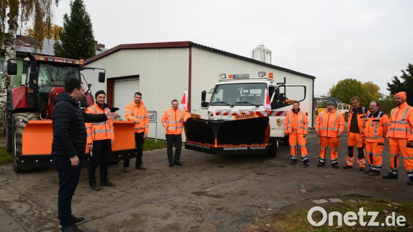 Bürgermeister Sebastian Hartl (links) stellt beim Pressegespräch die neue Winterausstattung für den gemeindlichen Lastwagenund Michael Müller (Dritter von links) als externen Partner für den Winterdienst vor. Bild: bey