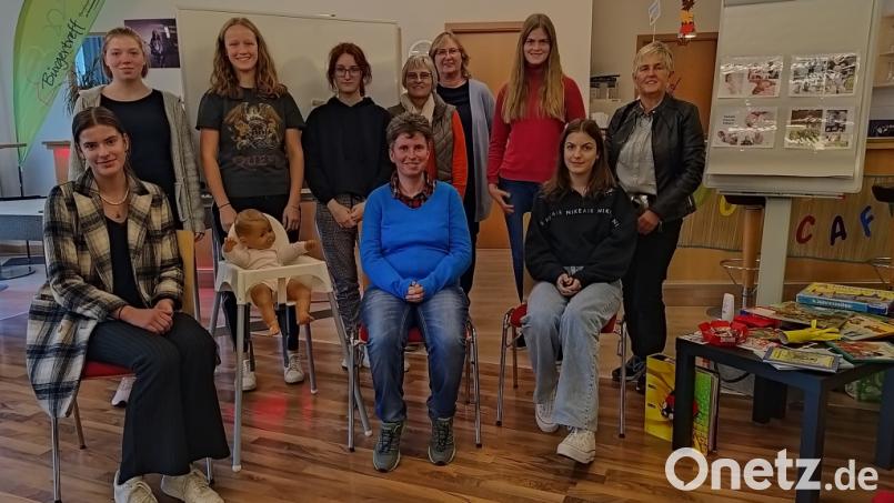 Referentin Susanne Zölch (hintere Reihe, Dritte von rechts) und die Gleichstellungsbeauftragte des Landkreises, Helga Forster (rechts) gratulierten den Absolventinnen des Babysitterkurses. Bild: Tina Kolb/exb