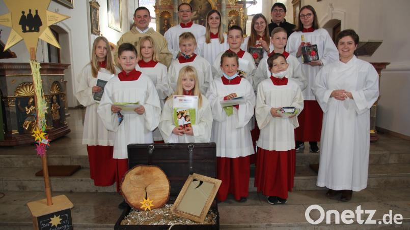 Neun neue Ministranten (erste und zweite Reihe) wurden am vergangenen Sonntag von Stadtpfarrer Konrad Amschl in die Pfarrei St.Nikolaus aufgenommen. Rechts Gemeindereferentin Maria Wagner. Oben rechts die drei geehrten langjährigen Ministrantinnen und Ministranten. Bild: kro