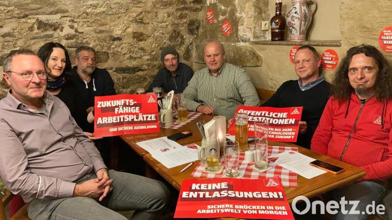 Udo Fechtner, zweiter Bevollmächtigter der IG Metall Amberg (links), und Sabrina Feige von der IG Metall Amberg mit Mitstreitern aus einzelnen Nordoberpfälzer Betrieben. Bild: jut