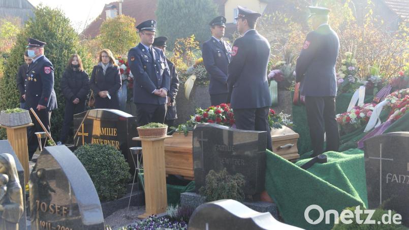 Je ein Vertreter der vier Feuerwehren der Gemeinde Schmidgaden standen Ehrenwache am Sarg des verstorbenen Altbürgermeisters Johann Prifling. Sie ließen den Sarg auf dem Schmidgadener Friedhof in die Erde. Bild: ral