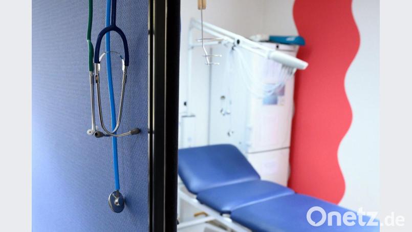 Stethoskope hängen im Behandlungszimmer einer Hausarztpraxis. Symbolbild: Sebastian Kahnert/dpa