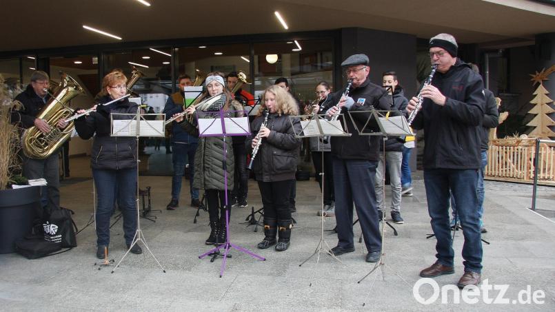 Eröffnet wird der Adventsmarkt stets mit weihnachtlichen Klängen - dargeboten vom Musikverein Wiesau und Umgebung. Archivbild: wro