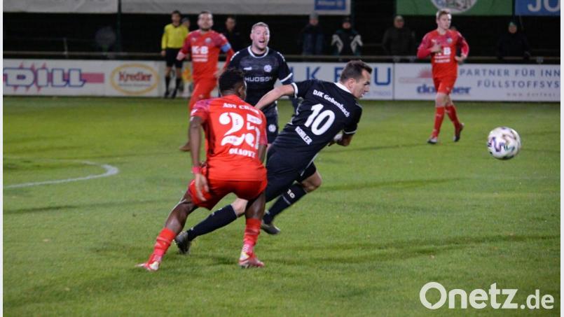 Nach dem 4:1-Sieg gegen Schlusslicht ASV Cham (Bild) wartet auf die DJK Gebenbach (rechts vorne Timo Kohler, dahinter Michael Jonczy) ein ganz anderes Kaliber: Zu Gast am Samstag ist Spitzenreiter SpVgg Ansbach. Archivbild: Andreas Brückmann