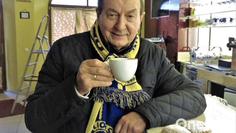 Franz Göhl, der im Jahr 2020 die Benefizaktion &quot;Krapfenschmaus&quot; ins Leben gerufen hat nach Beispielen befreundeter Lions-Clubs freut sich wieder auf viele Teilnehmer und lädt diesmal beim Krapfen-Verkaufsstand am Marktplatz Tirschenreuth auch zu Kaffee und Glühwein ein. Bild: ubb