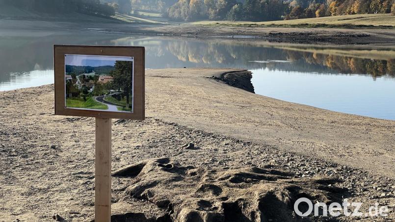 Das Schild zeigt das alte Eixendorf. Auch die Teerstraße, die hineinführte, wurde durch die Wasserabsenkung freigegeben. Der Baumstumpf neben dem Schild ist auf dem Bild noch in voller Blüte zu sehen. Bild: Gerhard Götz