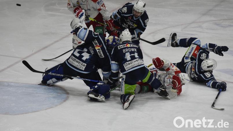 Jaroslav Hübl mitten im Getümmel: Der Goalie der Blue Devils war der Matchwinner beim 5:4-Sieg nach Penaltyschießen gegen die Eisbären Regensburg. Bild: gb