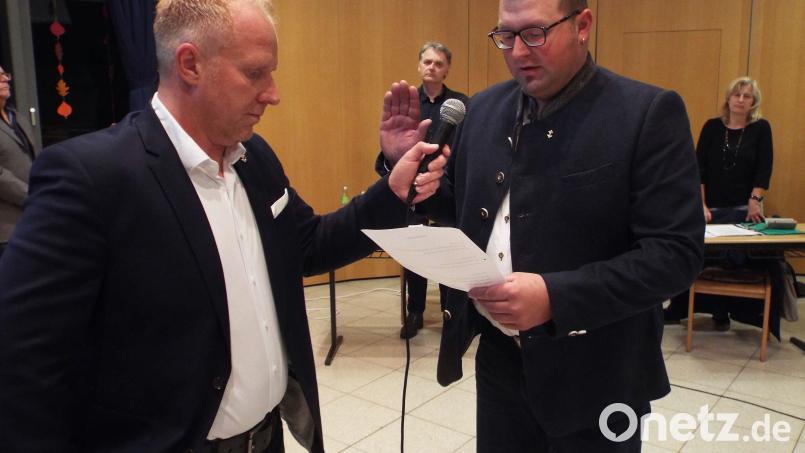Erstmals in der Geschichte Schnaittenbachs sitzt mit Michael Ott (rechts) ein Bürger aus Demenricht im Stadtrat. Bürgermeister Marcus Eichenmüller vereidigt ihn. Bild: e