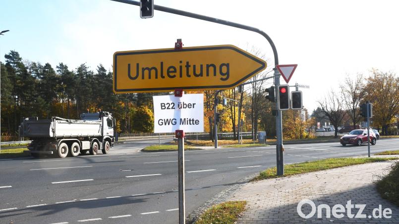 Die Umleitung ist schon ausgeschildert: Die Fahrbahn der Bundesstraße 22 im Bereich des Generationenmarktes in Weiden wird in den Herbstferien erneuert. Bild: Gabi Schönberger