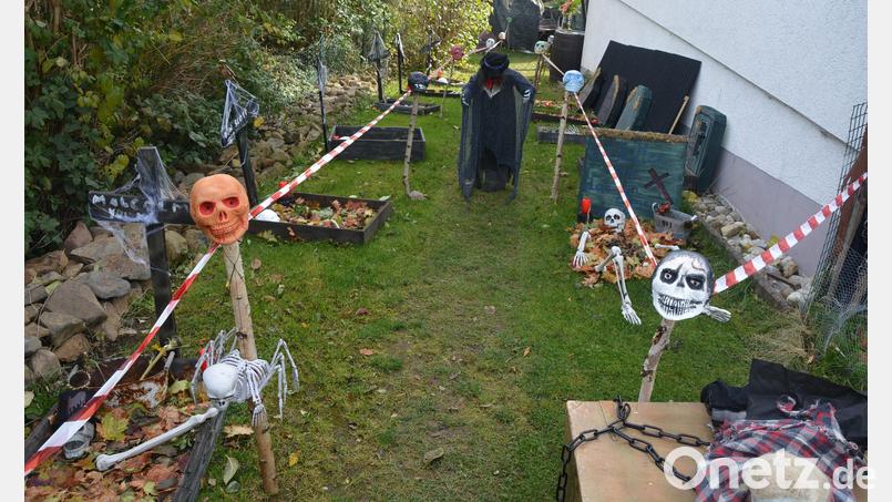 Gräber und gruselige Gestalten, so weit der Blick reicht: Wolfgang und Uschi Fleischer haben auf ihrem Anwesen &quot;Am Sieglrang 28&quot; in Mitterteich einen schaurigen Halloween-Garten geschaffen. Bild: jr