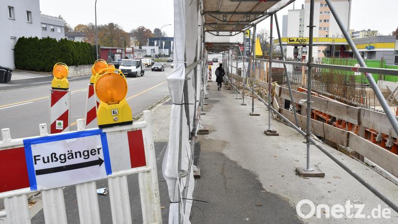 An der Baustelle Ecke Regensburger/Nordgaustraße endet der kombinierte Geh- und Radweg vor der Baustelle. Radfahrer müssen entweder auf die Fahrbahn ausweichen oder absteigen und durch den Gerüsttunnel schieben. Bild: Petra Hartl