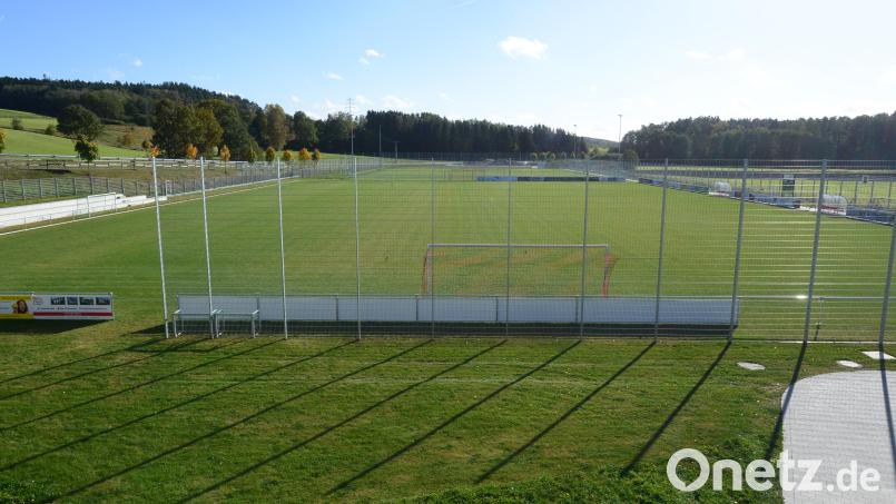 Ein fast "unendliches" Grün - diesen An- oder Ausblick hat der Besucher des Sportparks von der Terrasse des Gebäudes aus. Archivbild: bey