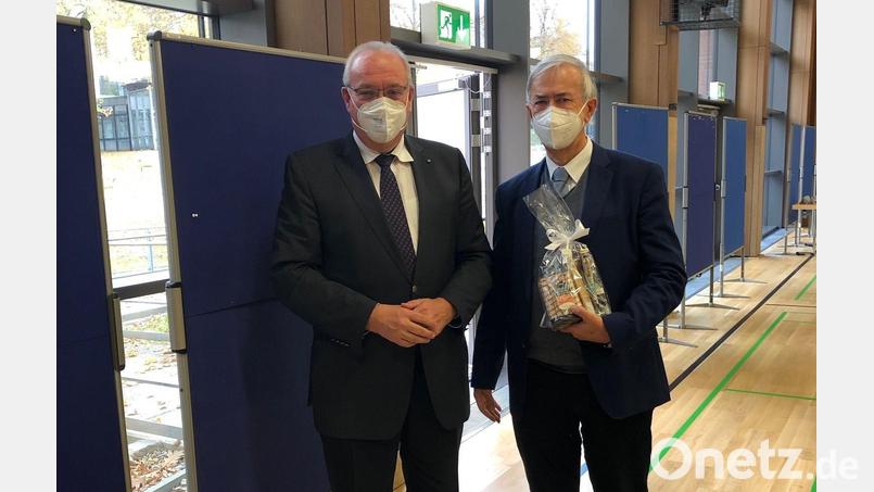 Bezirkstagspräsident Franz Löffler verabschiedet Dr. Heribert Fleischmann aus dem Fachausschuss des Bezirks Oberpfalz. Bild: Dr. Schreiner/exb